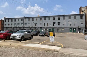 47-63 W Huron St, Pontiac, MI à louer Photo du bâtiment- Image 1 de 7