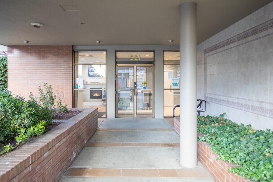 321 Sixth St, New Westminster, BC à louer - Photo du bâtiment - Image 2 de 6
