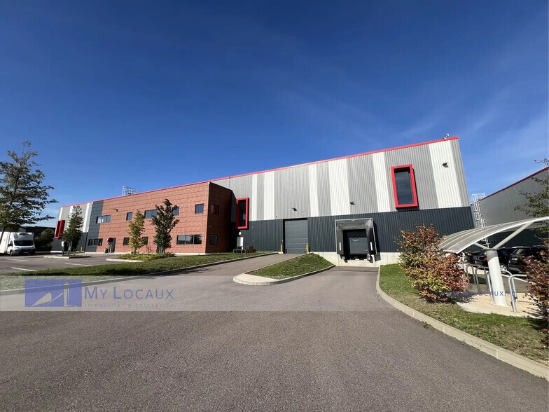 Industrial in Le Thillay for lease - Building Photo - Image 1 of 7