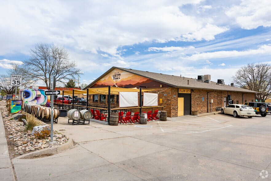 Baseline Mall (19,171 Total SF) portefeuille de 4 propriétés à vendre sur LoopNet.ca - Photo du bâtiment - Image 2 de 14