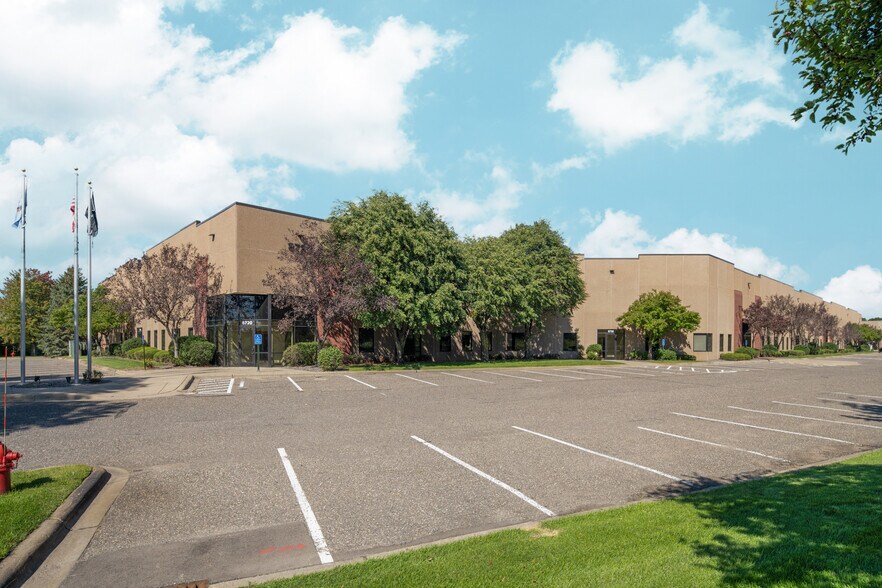 8720-8786 W 35 W Service Dr, Blaine, MN à louer - Photo du bâtiment - Image 2 de 7