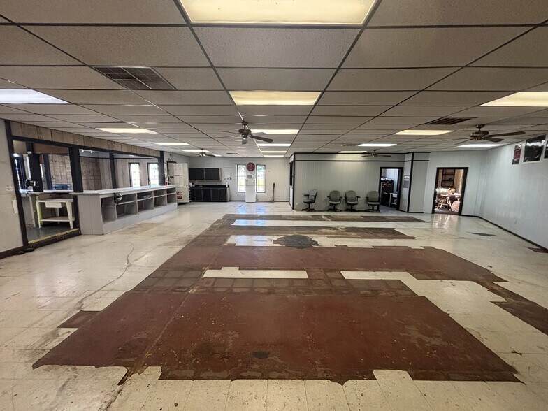 3931 Canyon Dr, Amarillo, TX for lease - Interior Photo - Image 2 of 7