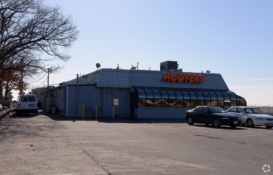 667 Airport Rd, Warwick, RI for lease - Building Photo - Image 3 of 7