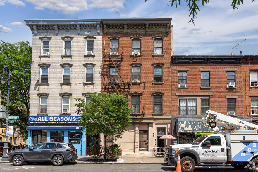 1086 Manhattan Ave, Brooklyn, NY for sale - Primary Photo - Image 1 of 1