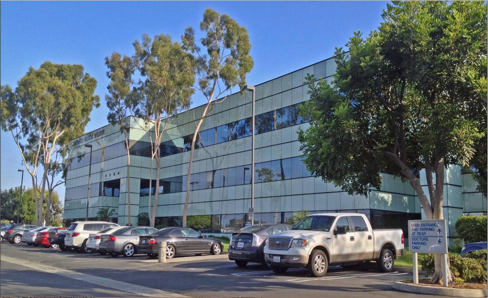 3300 E South St, Lakewood, CA for lease - Primary Photo - Image 1 of 5