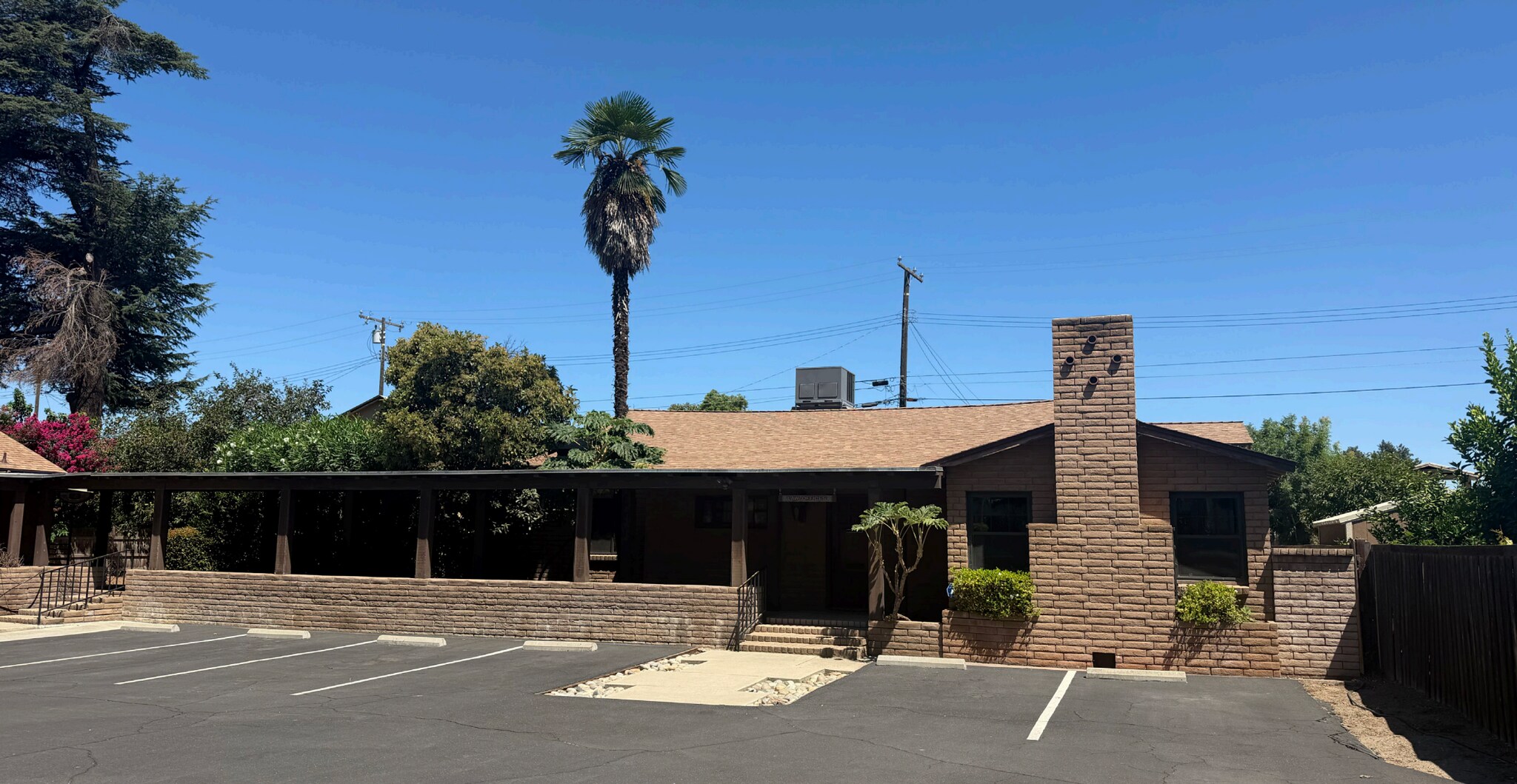 756 E Tulare Ave, Tulare, CA à louer Photo du bâtiment- Image 1 de 2