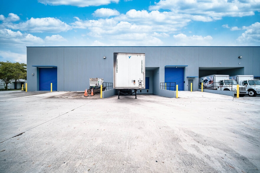 3559-3575 NW 53rd St, Fort Lauderdale, FL for lease - Building Photo - Image 3 of 3