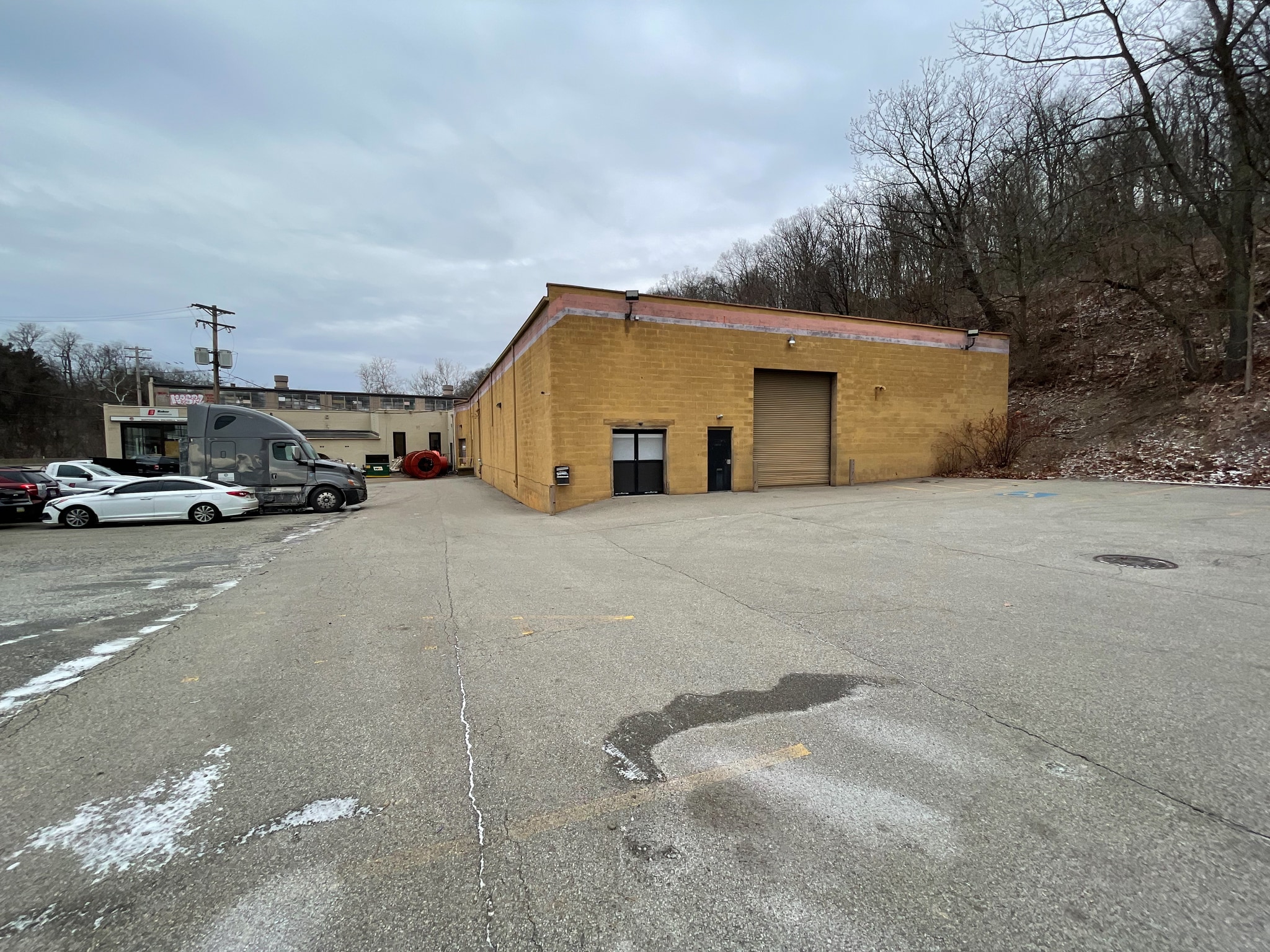 1371 Saw Mill Run Blvd, Pittsburgh, PA for lease Primary Photo- Image 1 of 8