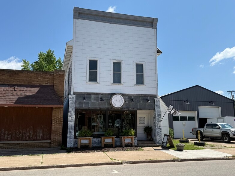 320 N Main St, Scandinavia, WI for sale - Primary Photo - Image 1 of 31