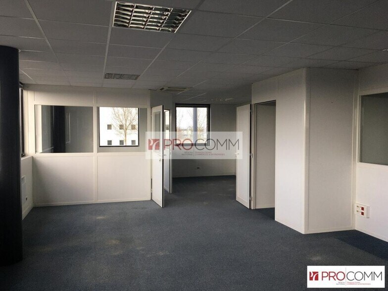 Office in Chartres for lease - Building Photo - Image 3 of 8
