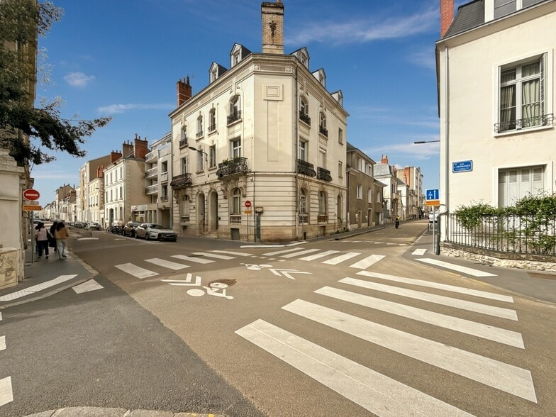 Office in Tours for lease - Building Photo - Image 2 of 14