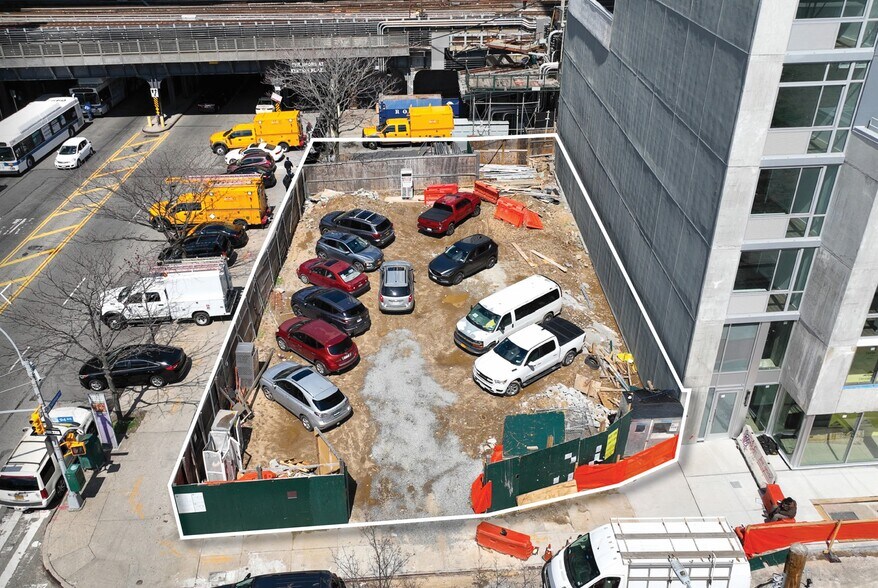 93-43 Sutphin Blvd, Jamaica, NY à vendre - Photo du bâtiment - Image 2 de 2