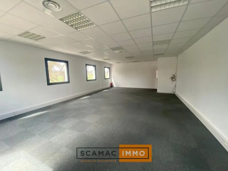 Office in Éguilles for lease - Interior Photo - Image 2 of 4