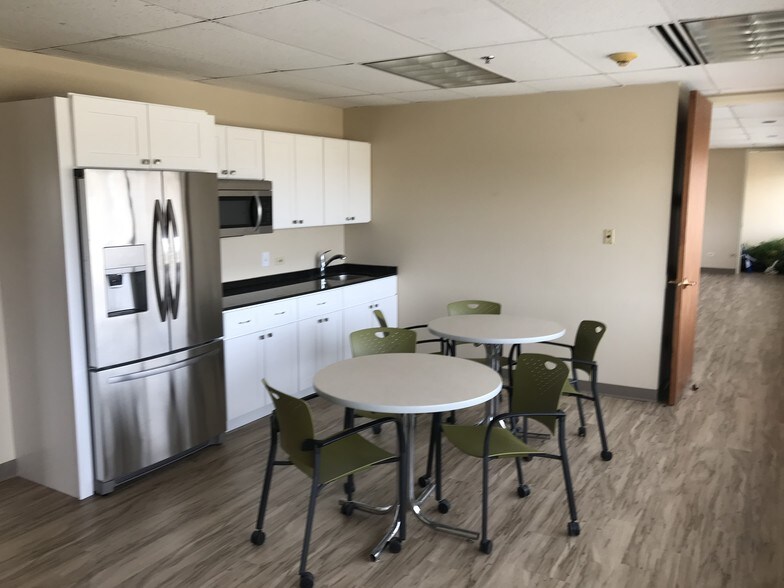 1300 Greenbrook Blvd, Hanover Park, IL à louer - Photo intérieure - Image 2 de 8