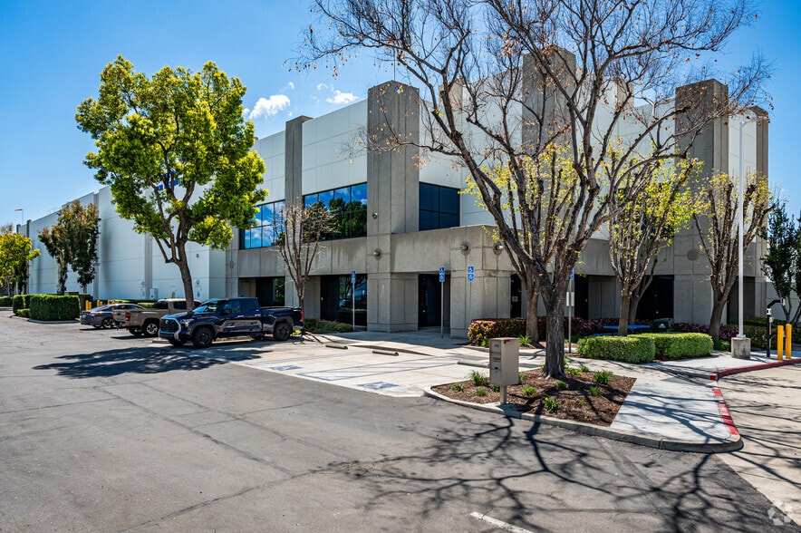 1320 S Baker Ave, Ontario, CA for lease - Primary Photo - Image 1 of 6