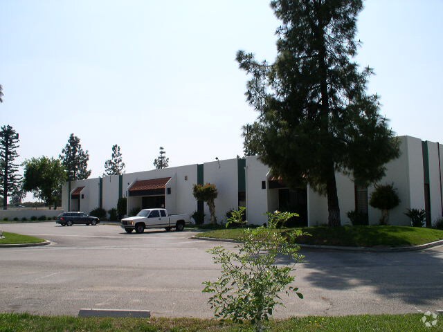2700 Little Mountain Dr, San Bernardino, CA à louer - Photo du bâtiment - Image 3 de 14