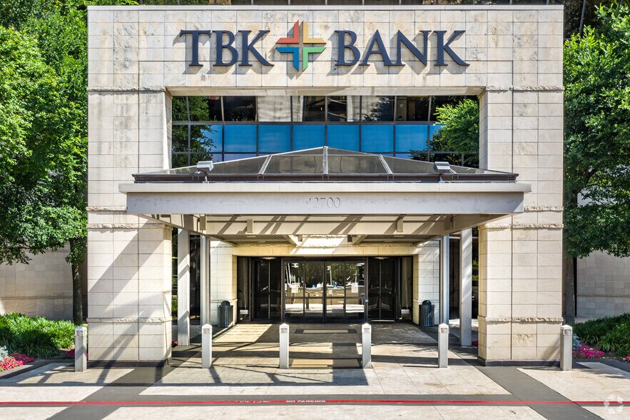 12700 Park Central Dr, Dallas, TX à louer - Photo du bâtiment - Image 3 de 4