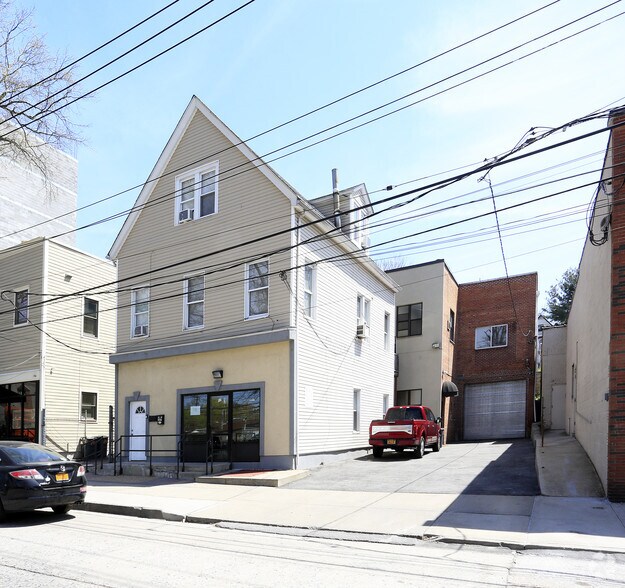 17 S Macquesten Pky, Mount Vernon, NY for lease - Primary Photo - Image 1 of 4