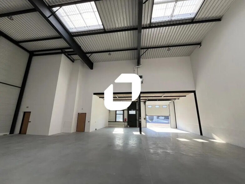 Flex dans Saint-Priest à louer - Photo du bâtiment - Image 2 de 48