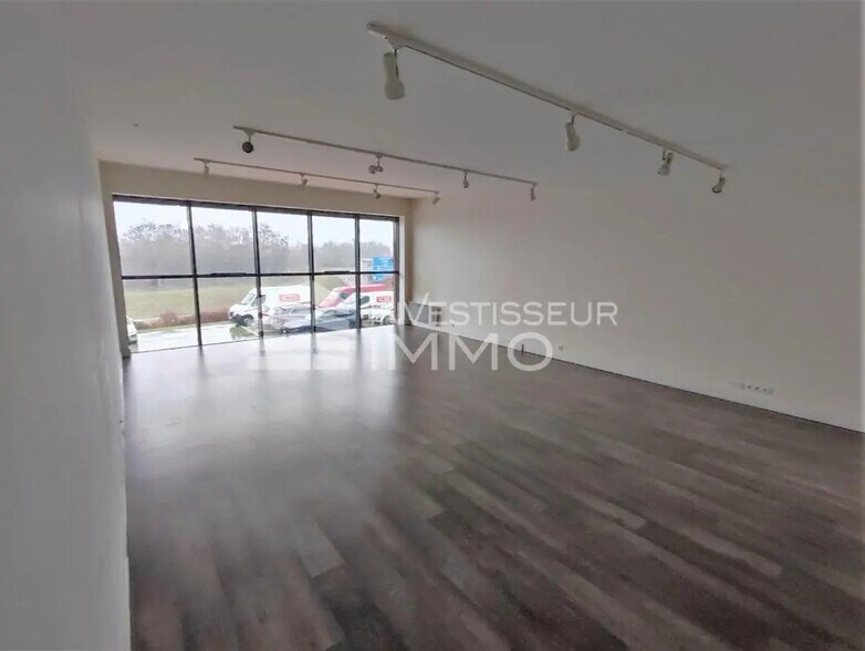 Office in Émerainville for lease - Interior Photo - Image 2 of 3