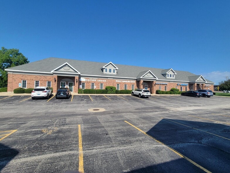 5465 Grand Ave, Gurnee, IL for lease - Building Photo - Image 2 of 3