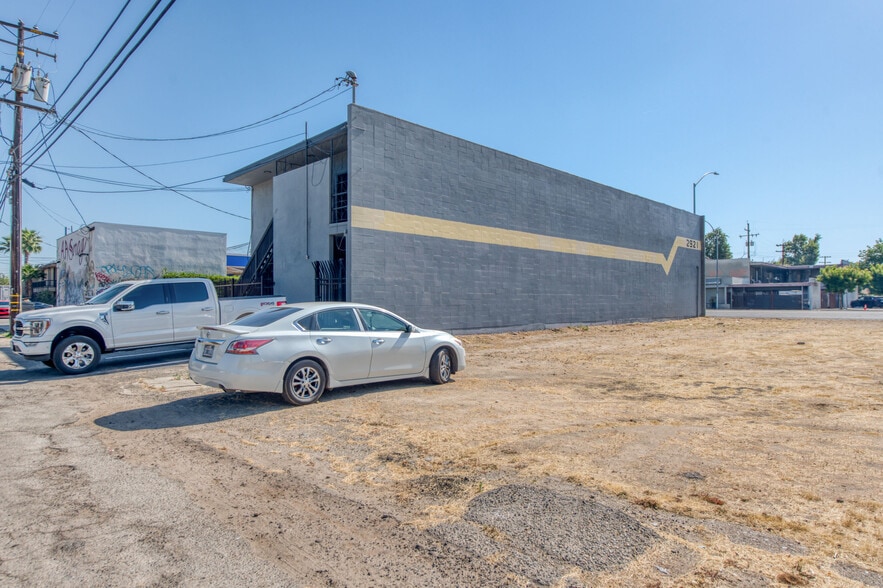 2921 N Blackstone Ave, Fresno, CA for sale - Building Photo - Image 2 of 7