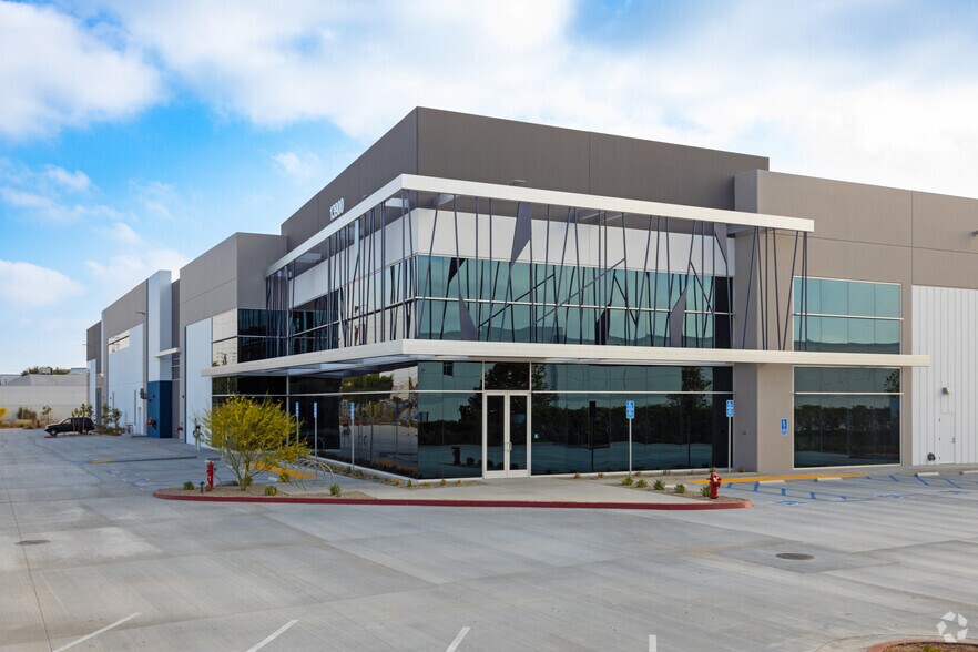 13900 Carmenita Rd, Santa Fe Springs, CA à louer - Photo du bâtiment - Image 2 de 2