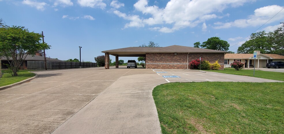 626 W Main St, Fairfield, TX à vendre - Photo principale - Image 1 de 57