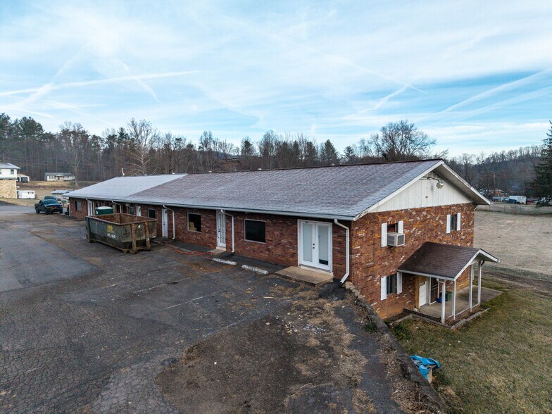 6857 Cruso Rd, Canton, NC à louer - Photo du bâtiment - Image 3 de 11