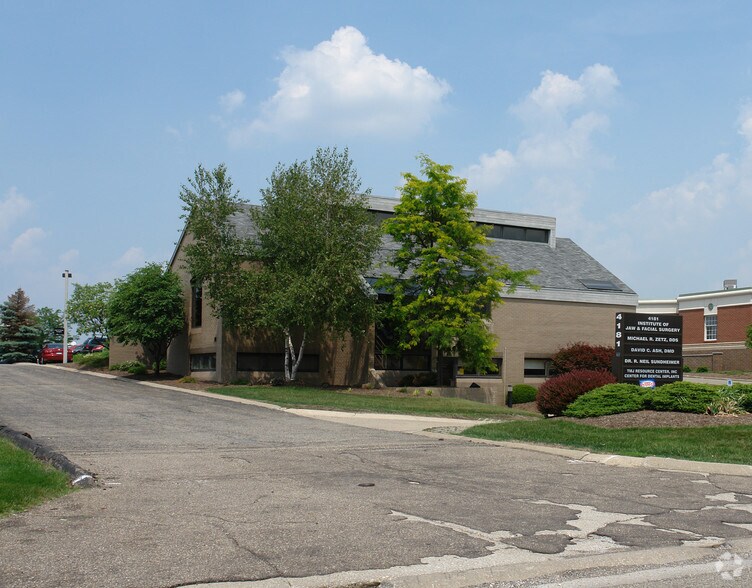 4181 Holiday St NW, North Canton, OH à louer - Photo principale - Image 1 de 24