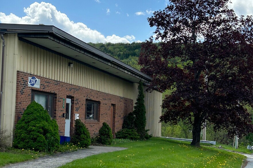 13 Wall St, Northfield, VT à vendre - Photo du bâtiment - Image 2 de 8