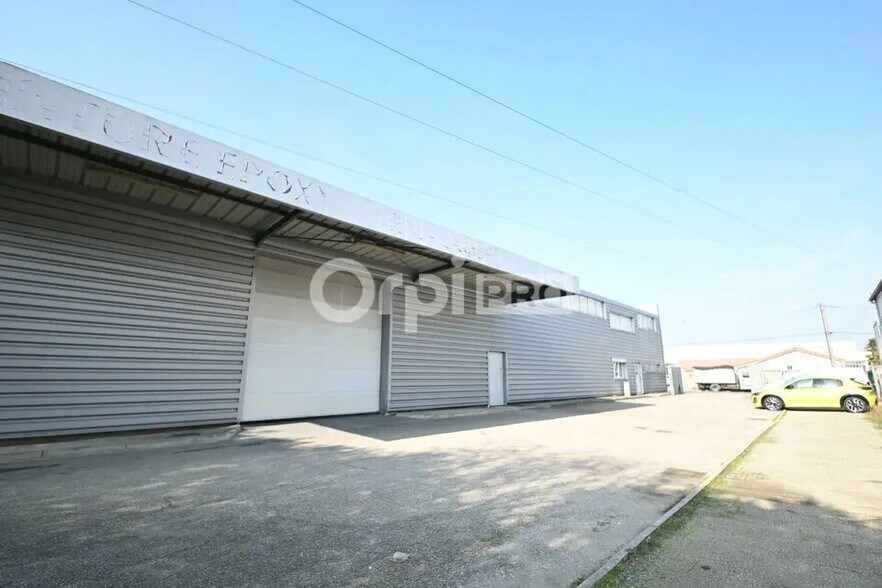 Bureau dans Saint-Genis-Laval à louer - Photo du bâtiment - Image 2 de 2