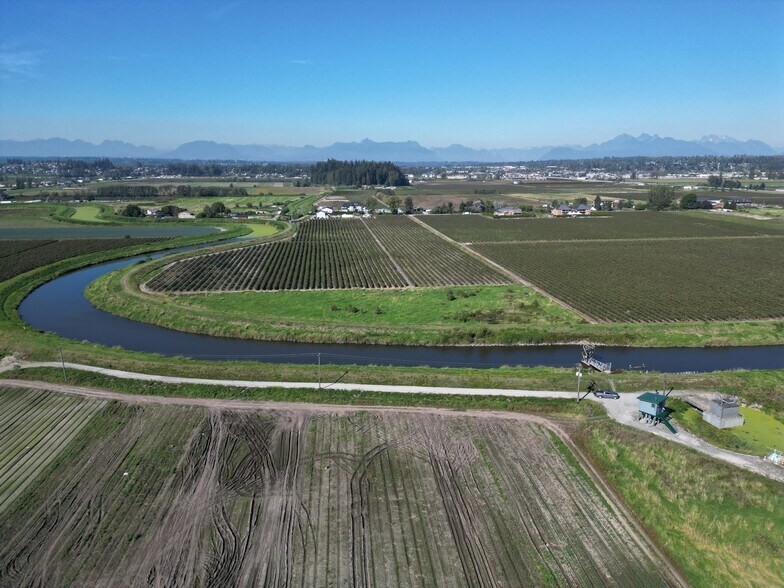 4444 168 St, Surrey, BC à vendre - Photo du bâtiment - Image 2 de 40