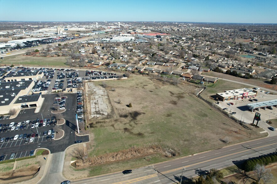 1121 E Memorial Rd, Oklahoma City, OK à vendre - Photo du bâtiment - Image 2 de 8