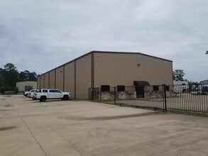 2112 Airport Rd, Conroe, TX for lease Interior Photo- Image 1 of 18