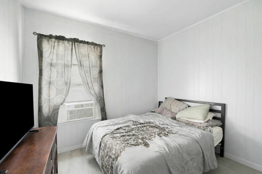 71 Albert St, Johnson City, NY for sale - Interior Photo - Image 3 of 6
