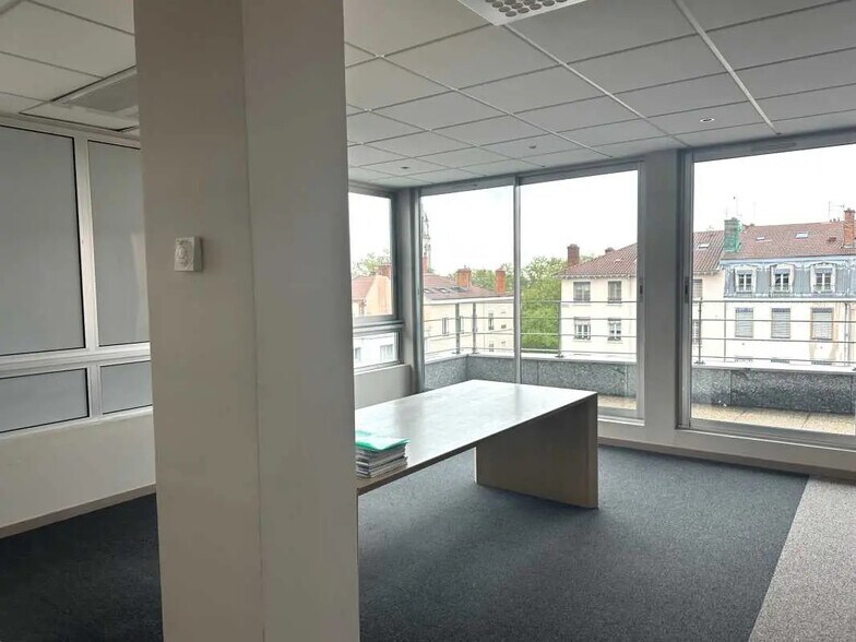 Office in Lyon for lease - Interior Photo - Image 3 of 11