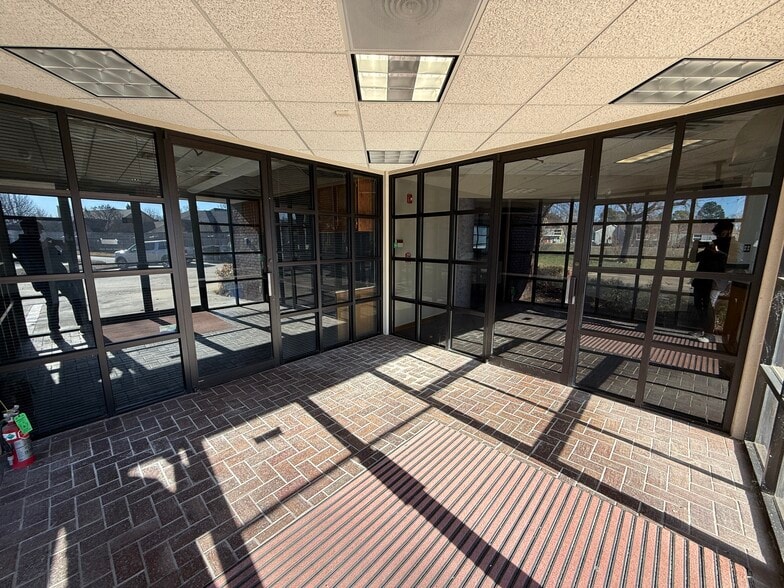 6940 S Utica Ave, Tulsa, OK à vendre - Photo du bâtiment - Image 2 de 44
