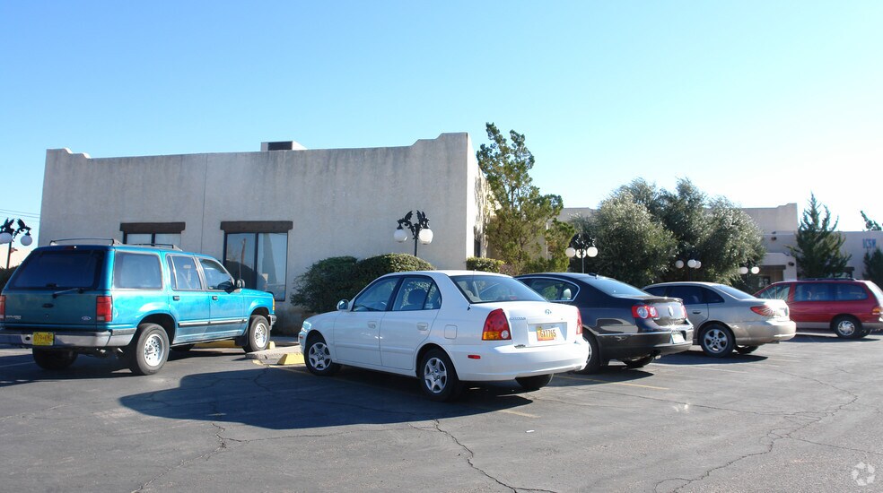 1065 S Main, Las Cruces, NM à louer - Photo du bâtiment - Image 2 de 5