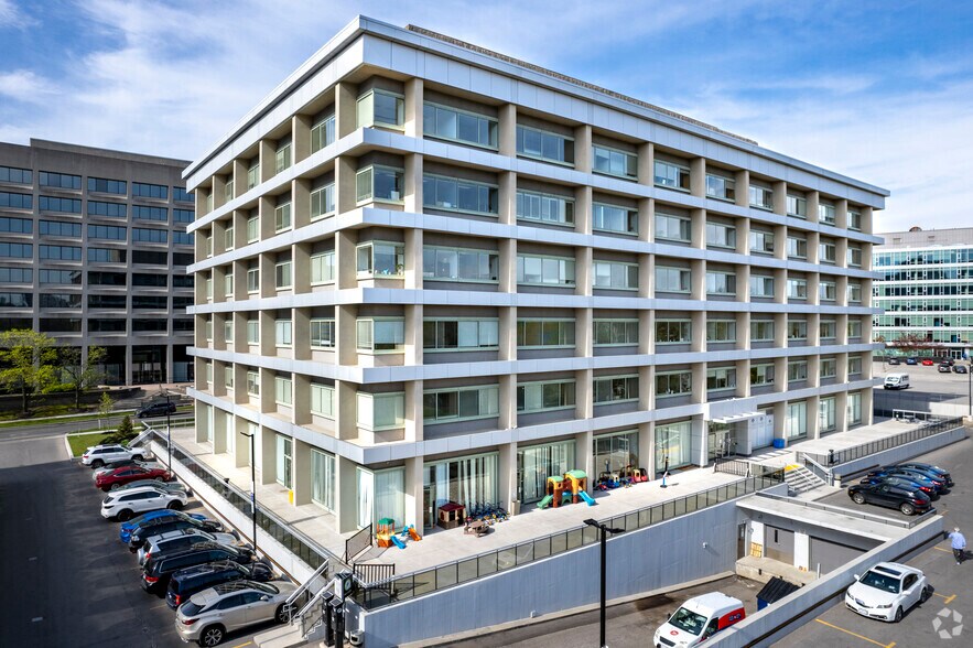 220 Duncan Mill Rd, Toronto, ON à vendre - Photo du bâtiment - Image 2 de 5