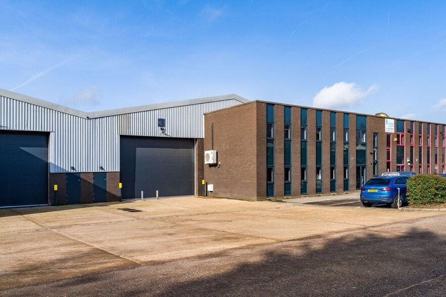 Units 3 & 4, Bracknell Business Centre, Downmill Rd, Bracknell for lease - Building Photo - Image 3 of 4