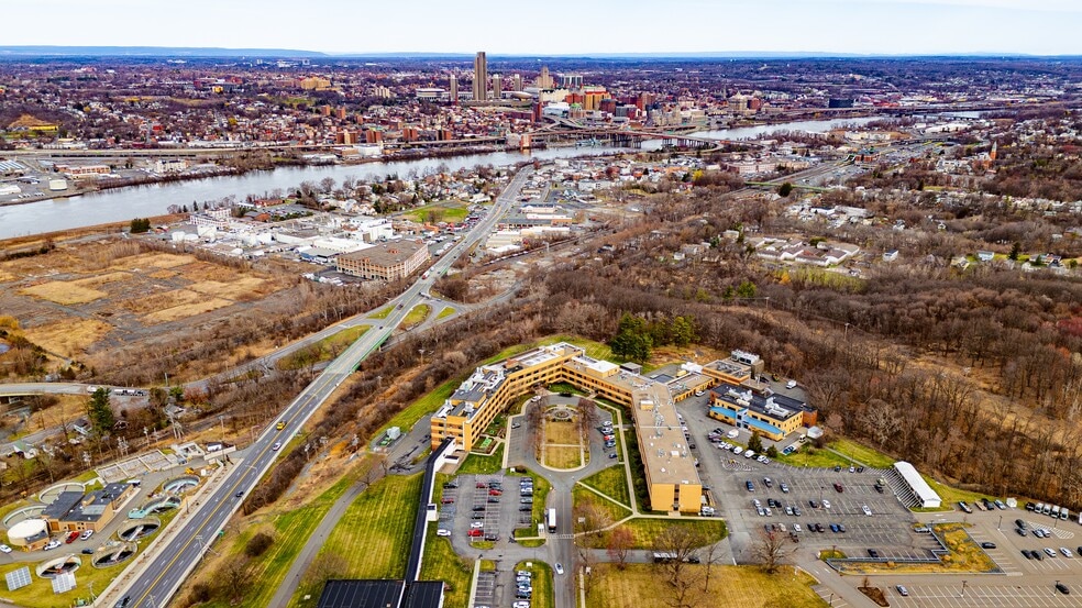 3 University Pl, Rensselaer, NY à louer - Photo du bâtiment - Image 2 de 7