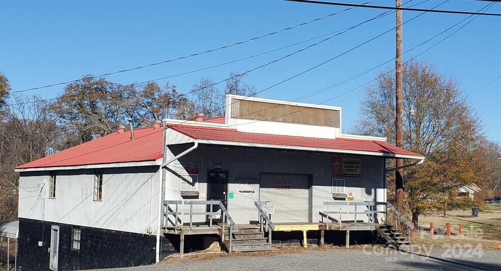 214 E Trade Street, Dallas, North Caroli portfolio of 3 properties for sale on LoopNet.ca - Building Photo - Image 1 of 9