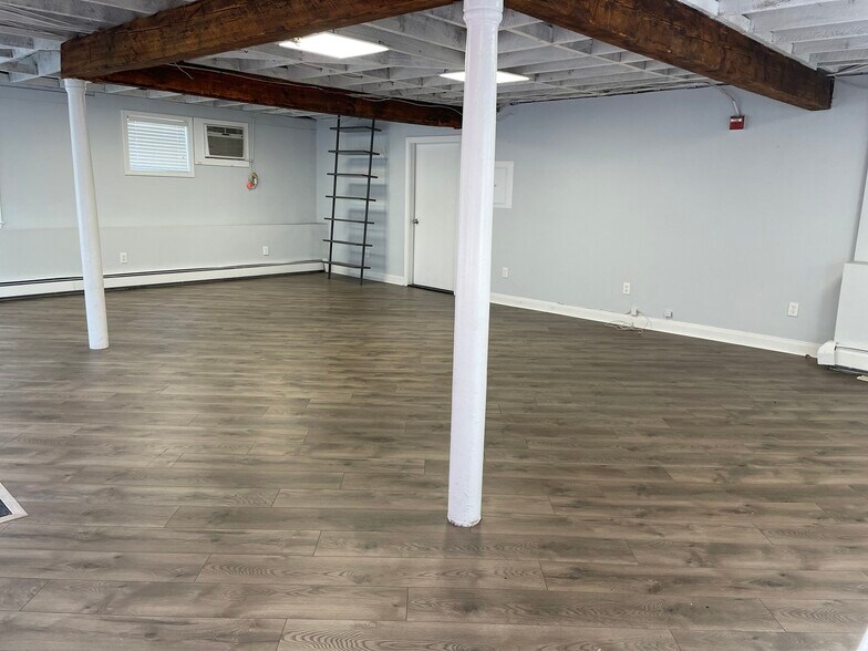 2 Hale St, Newton, MA à vendre - Photo du bâtiment - Image 3 de 5