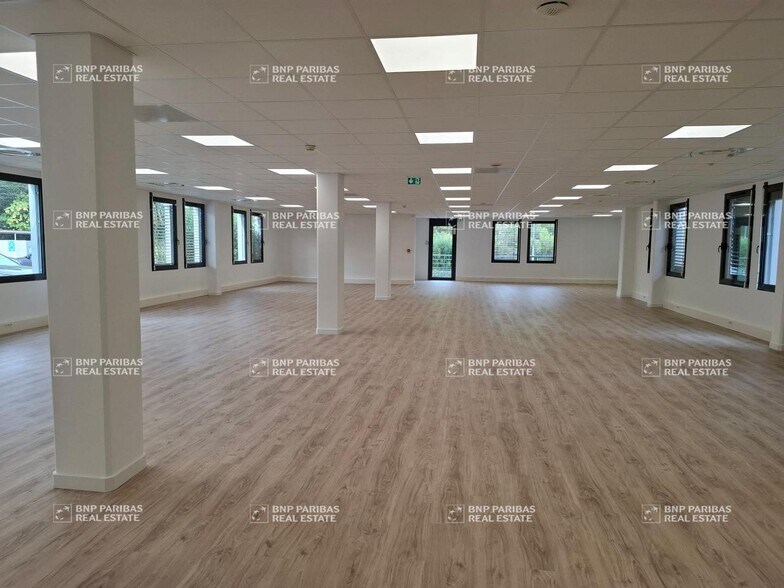 Office in Meyreuil for lease - Interior Photo - Image 2 of 36
