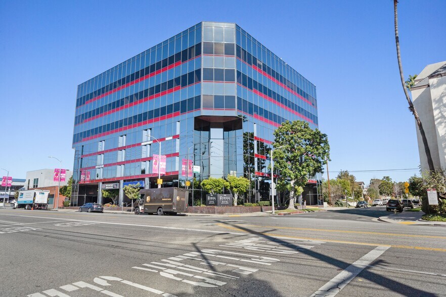 2566 Overland Ave, Los Angeles, CA à louer - Photo du bâtiment - Image 2 de 54
