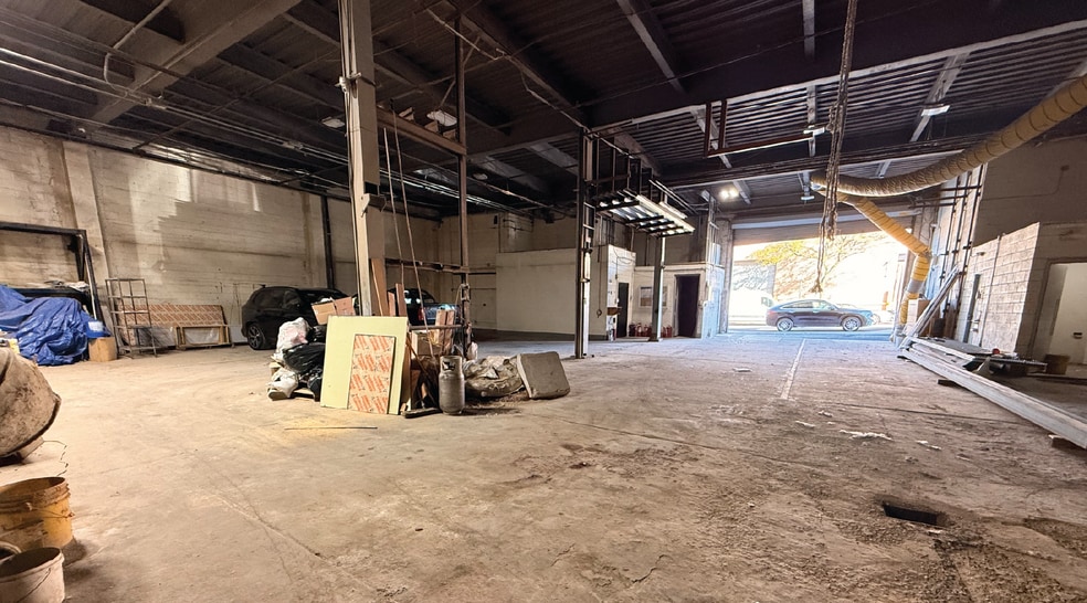 81 Apollo St, Brooklyn, NY for sale - Interior Photo - Image 2 of 6