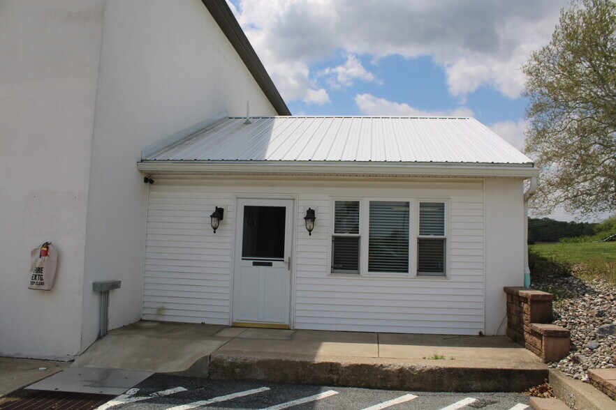 282 Chapel Hill Rd, Sinking Spring, PA à louer - Photo du bâtiment - Image 2 de 6