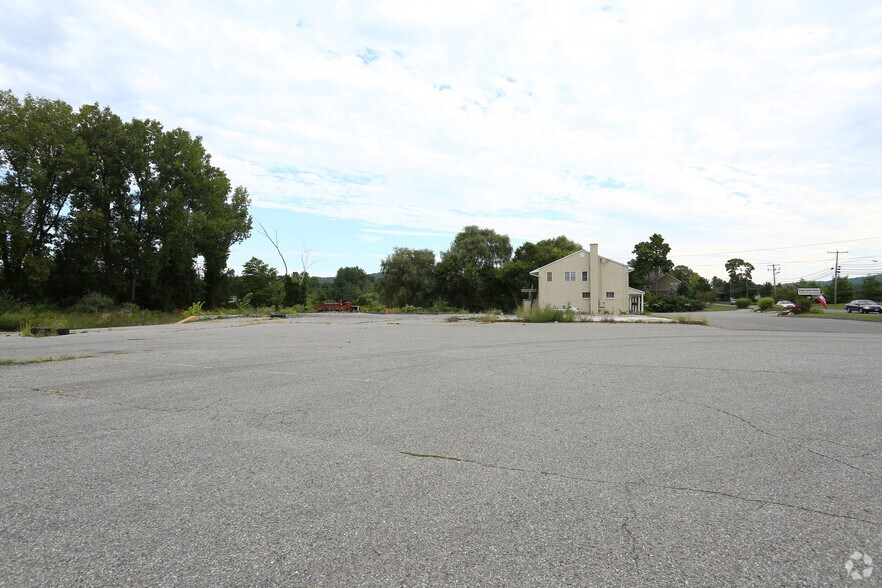 91 Park Lane Rd, New Milford, CT à vendre - Photo du bâtiment - Image 2 de 7