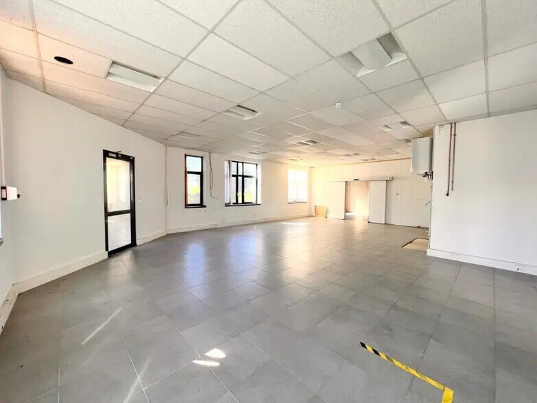 Flex in Montigny-le-Bretonneux for lease - Interior Photo - Image 3 of 14